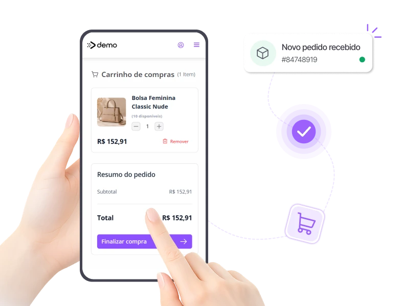 Cliente escolhendo roupas em catálogo digital pelo celular